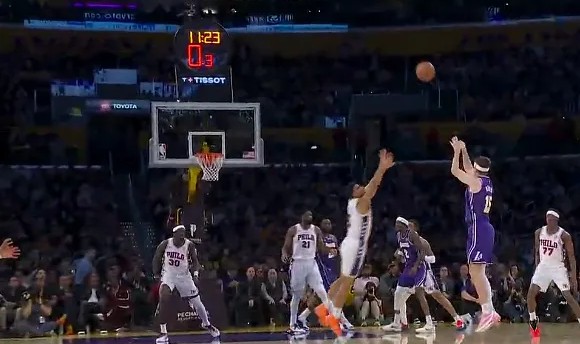 开云-里夫斯末节一个人打出8-0反超76人，湖人全场球迷高喊MVP